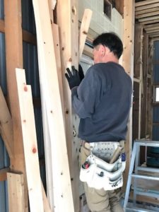 高知市注文住宅を建てているSAIの窓を取り付けている工事写真|高知市注文住宅SAI