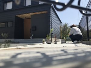 高知市K様邸にてガーデニング作業中をフェンスの間から写真撮影|高知市注文住宅SAI