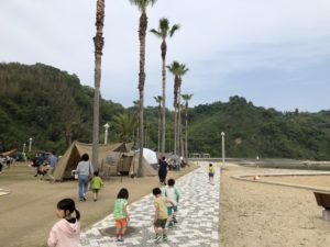 愛媛県新居浜市のキャンプ場にて浜辺に歩いていく画像|高知市注文住宅SAI