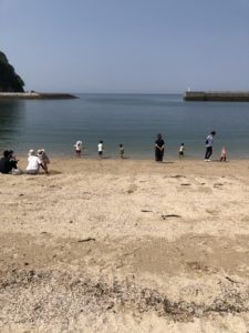 愛媛県新居浜市のキャンプ場で海辺で遊ぶ子供達の写真|高知市注文住宅SAI
