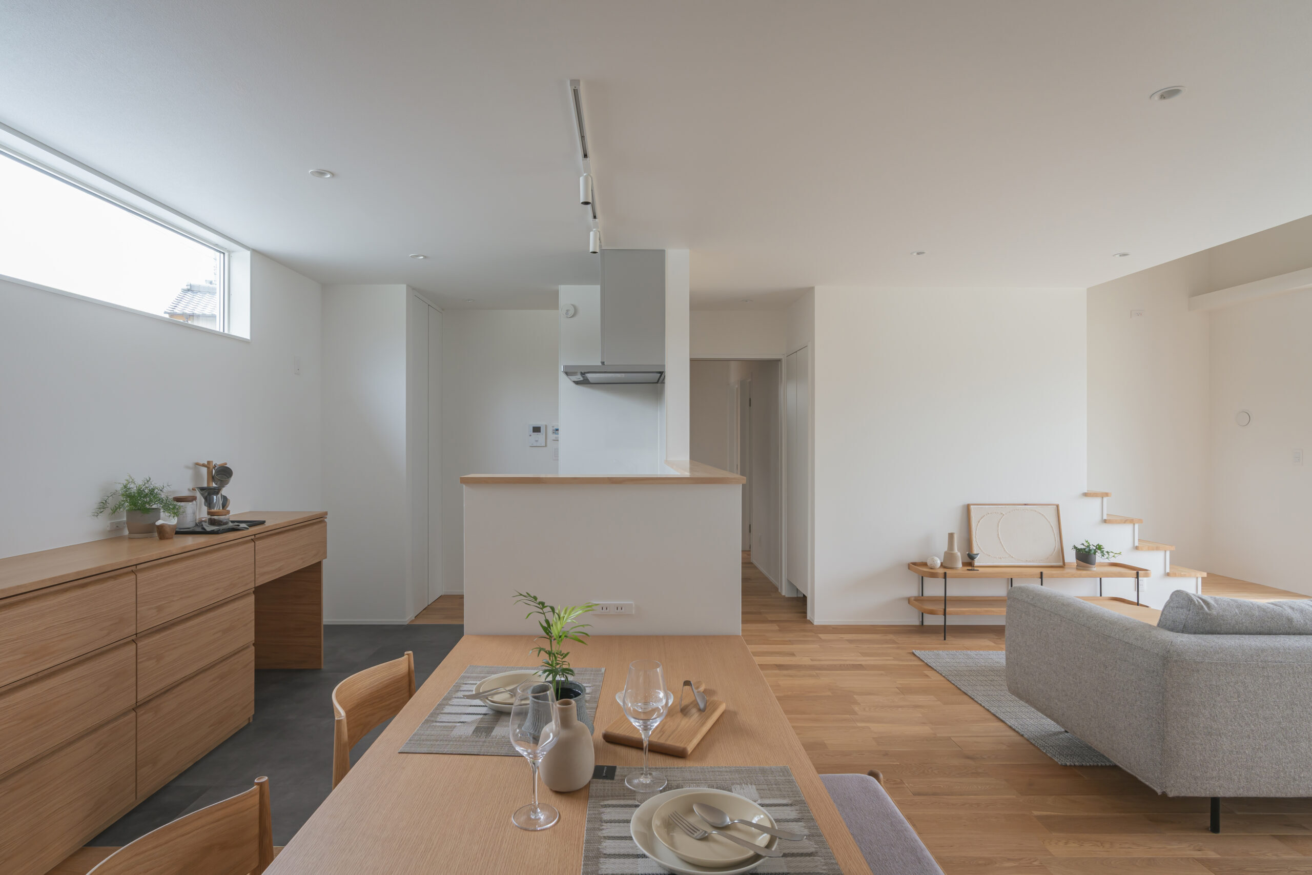 広い軒で外と繋がる家